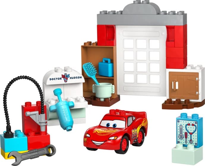 Imagen del set LEGO Visita de McQueen al Taller de Doc